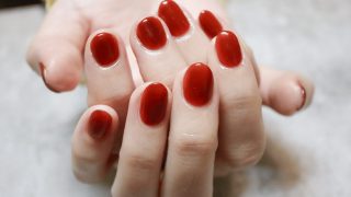 大人の余裕を感じる赤ネイル。戸田で人気のワンカラー×ショートネイル
